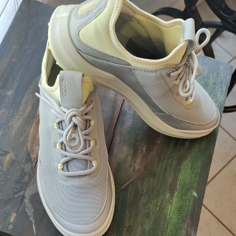 Ecco Light Gray Sneakers with Yellow Highlights - Picture 2 of 9